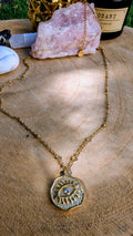 Fio Que Tudo Vê em aço inoxidável dourado com pendente de olho
