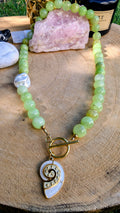 Colar de jade verde com pendente de inspiração marinha