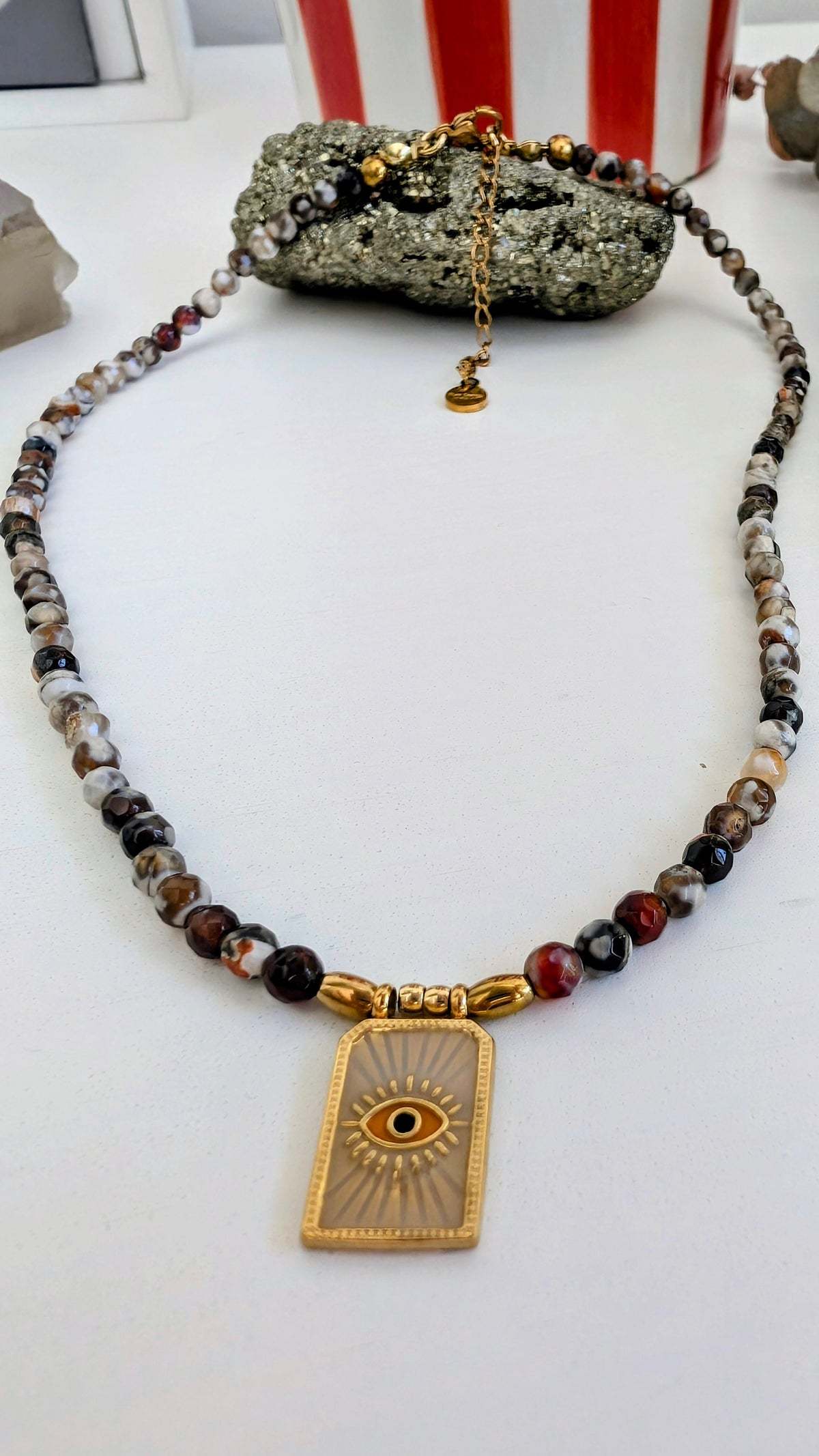 Colar Stay Safe com contas de Ágata Mocha e pendente dourado de olho turco